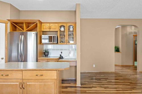 30 Gleneagles View, Cochrane, AB - Indoor Photo Showing Kitchen