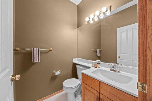 30 Gleneagles View, Cochrane, AB - Indoor Photo Showing Bathroom