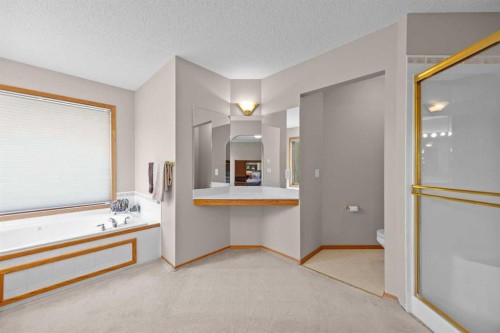 30 Gleneagles View, Cochrane, AB - Indoor Photo Showing Bathroom