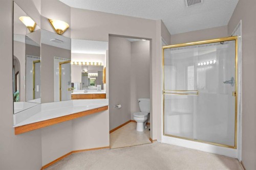 30 Gleneagles View, Cochrane, AB - Indoor Photo Showing Bathroom