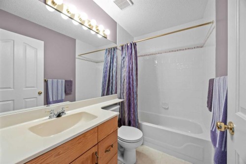 30 Gleneagles View, Cochrane, AB - Indoor Photo Showing Bathroom