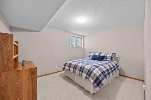 30 Gleneagles View, Cochrane, AB - Indoor Photo Showing Bedroom