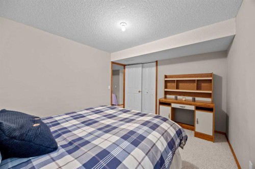 30 Gleneagles View, Cochrane, AB - Indoor Photo Showing Bedroom