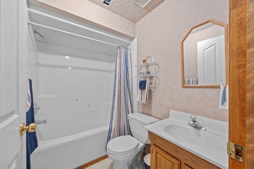 30 Gleneagles View, Cochrane, AB - Indoor Photo Showing Bathroom