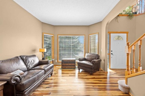 30 Gleneagles View, Cochrane, AB - Indoor Photo Showing Living Room