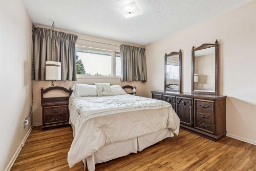9843 5 Street Se, Calgary, AB - Indoor Photo Showing Bedroom