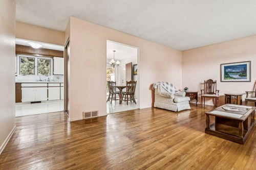 9843 5 Street Se, Calgary, AB - Indoor Photo Showing Living Room