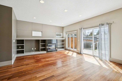 229 29 Avenue Ne, Calgary, AB - Indoor Photo Showing Other Room