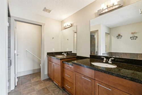 229 29 Avenue Ne, Calgary, AB - Indoor Photo Showing Bathroom