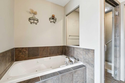 229 29 Avenue Ne, Calgary, AB - Indoor Photo Showing Bathroom