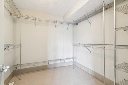 229 29 Avenue Ne, Calgary, AB - Indoor With Storage
