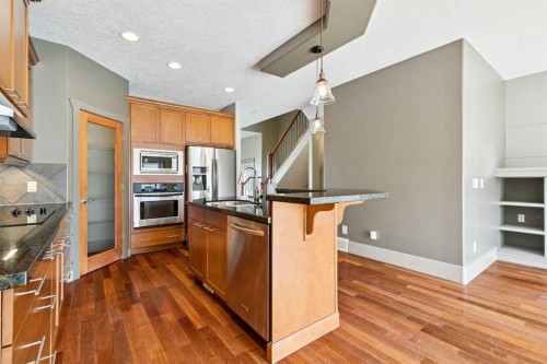 229 29 Avenue Ne, Calgary, AB - Indoor Photo Showing Kitchen With Upgraded Kitchen