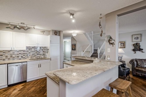 25-200 Sandstone Drive Nw, Calgary, AB - Indoor Photo Showing Kitchen With Upgraded Kitchen