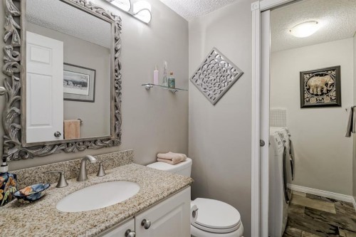 25-200 Sandstone Drive Nw, Calgary, AB - Indoor Photo Showing Bathroom