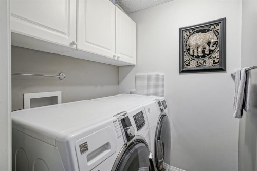 25-200 Sandstone Drive Nw, Calgary, AB - Indoor Photo Showing Laundry Room