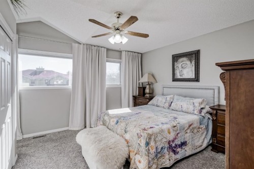 25-200 Sandstone Drive Nw, Calgary, AB - Indoor Photo Showing Bedroom