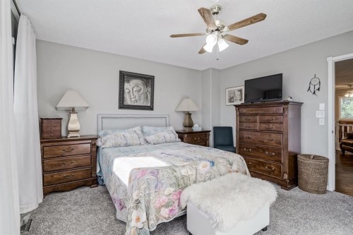 25-200 Sandstone Drive Nw, Calgary, AB - Indoor Photo Showing Bedroom