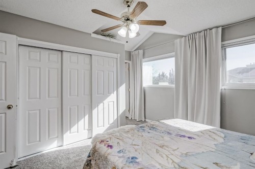 25-200 Sandstone Drive Nw, Calgary, AB - Indoor Photo Showing Bedroom