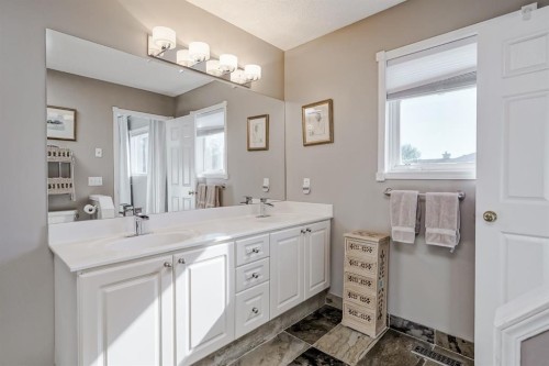 25-200 Sandstone Drive Nw, Calgary, AB - Indoor Photo Showing Bathroom