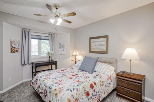 25-200 Sandstone Drive Nw, Calgary, AB - Indoor Photo Showing Bedroom
