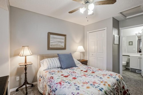 25-200 Sandstone Drive Nw, Calgary, AB - Indoor Photo Showing Bedroom