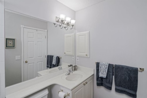 25-200 Sandstone Drive Nw, Calgary, AB - Indoor Photo Showing Bathroom