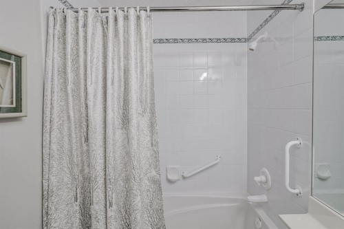 25-200 Sandstone Drive Nw, Calgary, AB - Indoor Photo Showing Bathroom