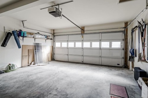 25-200 Sandstone Drive Nw, Calgary, AB - Indoor Photo Showing Garage