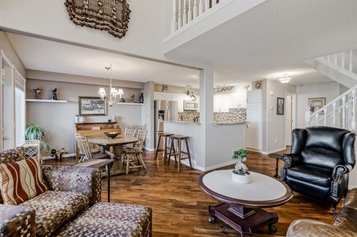 25-200 Sandstone Drive Nw, Calgary, AB - Indoor Photo Showing Living Room