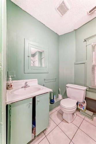 1227 13 Avenue Sw, Calgary, AB - Indoor Photo Showing Bathroom