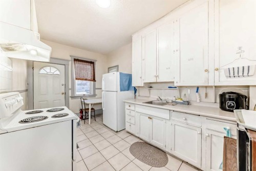 1227 13 Avenue Sw, Calgary, AB - Indoor Photo Showing Kitchen