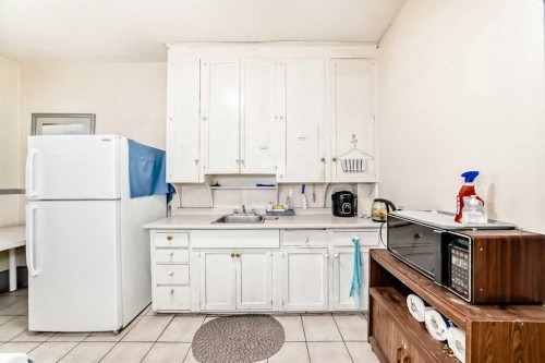 1227 13 Avenue Sw, Calgary, AB - Indoor Photo Showing Kitchen