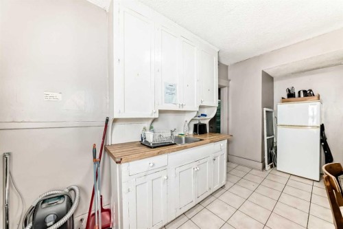 1227 13 Avenue Sw, Calgary, AB - Indoor Photo Showing Kitchen