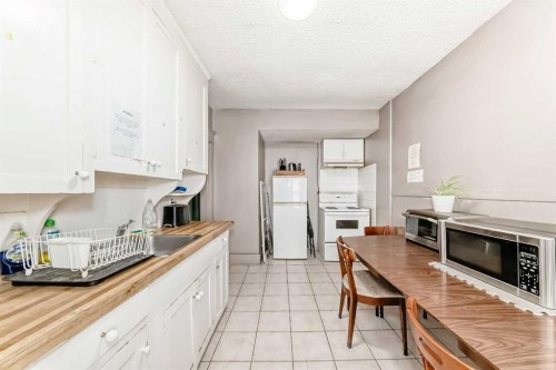 1227 13 Avenue Sw, Calgary, AB - Indoor Photo Showing Kitchen
