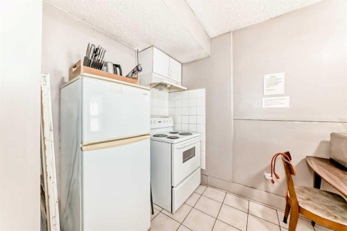 1227 13 Avenue Sw, Calgary, AB - Indoor Photo Showing Kitchen