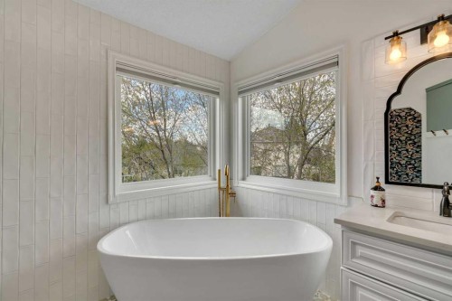 941 Riverview Place Se, Calgary, AB - Indoor Photo Showing Bathroom