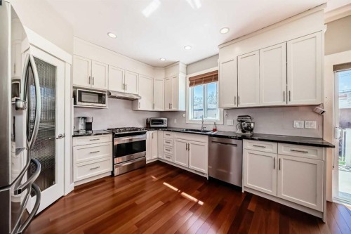 425 36 Avenue Nw, Calgary, AB - Indoor Photo Showing Kitchen With Upgraded Kitchen