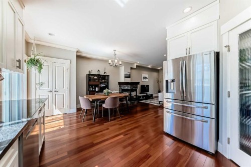425 36 Avenue Nw, Calgary, AB - Indoor Photo Showing Kitchen With Upgraded Kitchen
