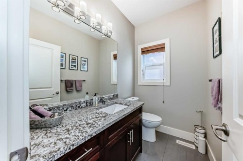 425 36 Avenue Nw, Calgary, AB - Indoor Photo Showing Bathroom