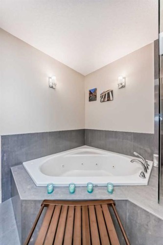 425 36 Avenue Nw, Calgary, AB - Indoor Photo Showing Bathroom