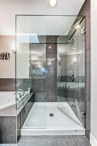 425 36 Avenue Nw, Calgary, AB - Indoor Photo Showing Bathroom