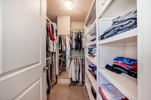 425 36 Avenue Nw, Calgary, AB - Indoor With Storage