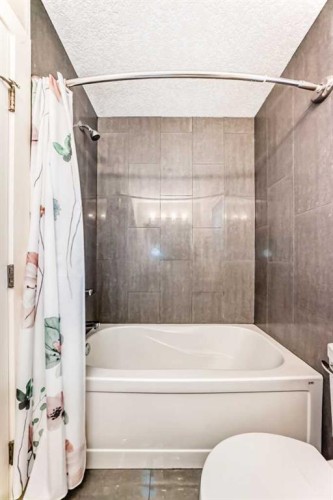 425 36 Avenue Nw, Calgary, AB - Indoor Photo Showing Bathroom