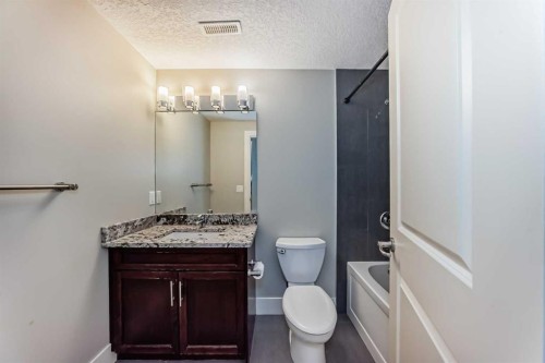 425 36 Avenue Nw, Calgary, AB - Indoor Photo Showing Bathroom
