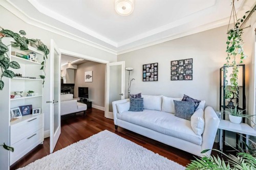 425 36 Avenue Nw, Calgary, AB - Indoor Photo Showing Living Room