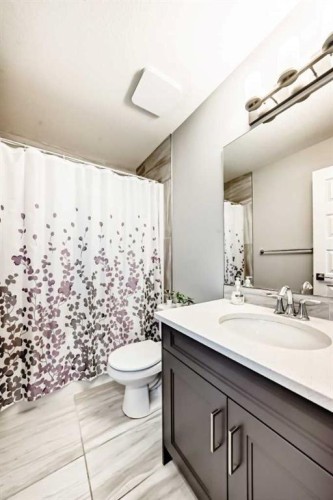 15053 37 Street Sw, Calgary, AB - Indoor Photo Showing Bathroom