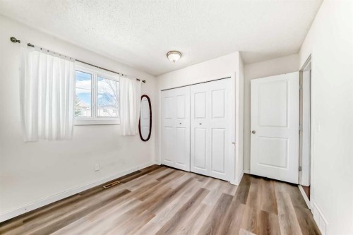 4208 58 Street Ne, Calgary, AB - Indoor Photo Showing Other Room