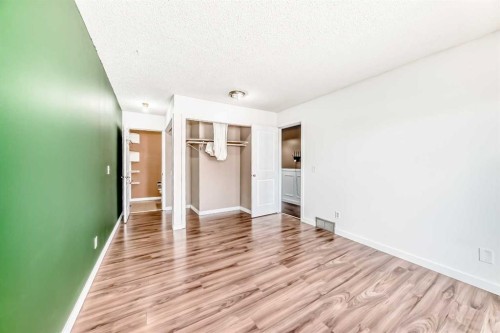 4208 58 Street Ne, Calgary, AB - Indoor Photo Showing Other Room