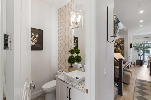 2012 49 Avenue Sw, Calgary, AB - Indoor Photo Showing Bathroom