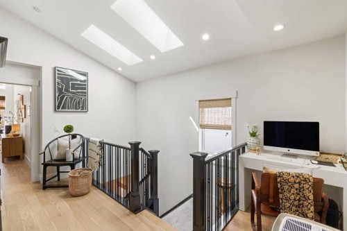 2012 49 Avenue Sw, Calgary, AB - Indoor